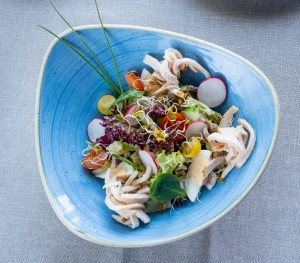 Sałata z grillowanym kurczakiem i nowalijkami (1 kg)