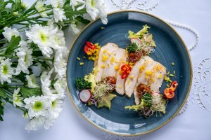 Chicken fillet marinated in a composition of fresh herbs, served with vegetable salsa (10 pln/80g)