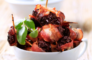 Śliwka wędzona w boczku na szpadce (100g) - zamówienie minimalne 5 porcji