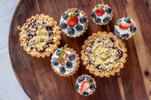 Mini tarty z sezonowymi owocami (80g) - zamówienie minimalne 5 porcji