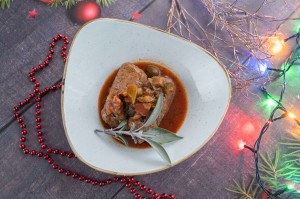 Zraz wołowy z cebulą, boczkiem i grzybami w sosie myśliwskim (1 porcja)	