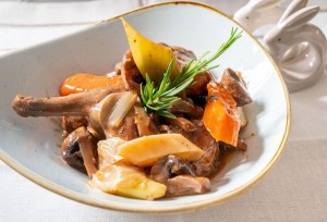 Ragout z królika duszone w czerwonym winie z pomidorkami cherry  (500g)