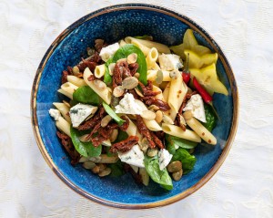 Sałatka macaroni z makaronem, świeżym szpinakiem, suszonymi pomidorami, serem pleśniowym i sosem winegret (0,5kg)