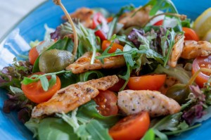Sałatka "Sea Herbs" z grillowanym łososiem, pomidorami koktajlowymi i grzankami na rukoli z winegretem ziołowym (0,5kg)