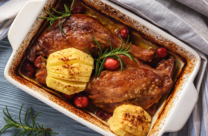 Pieczone udko z kaczki w majeranku z jabłkami i żurawiną (1 porcja)