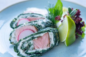 Rolada szpinakowa z wędzonym łososiem (400g)- ok. 5 porcji